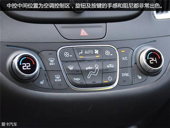 智能科技配置上,迈锐宝XL配备的8寸多点触控彩色液晶屏支持苹果CarPlay功能,在车内用数据线与Apple设备相连后,即可把手机功能映射到车载系统上,实现语音导航、多媒体播放等应用。同时,迈锐宝XL搭载安吉星4GLTE和原装集成车载Wi-Fi,在700平方米范围内可同时接入7个WiFi设备,提供高速稳定的上网体验。 车辆空间表现 得益于轴距增加及空间的调整、迈锐宝XL后排空间得到大幅度提升,此外新车后排还设置了中央扶手以及杯架,同时还搭载了2个USB充电接口,不过在美版上出现的120V电源接口被取消了