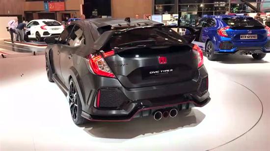 巴黎车展新思域 TYPE-R 外观方面,新Type R基于全新思域两厢版打造,并装配了更加运动的车身套件,其在前保险杠两侧以及发动机舱盖设计的进气口彰显了该车更加战斗的视觉效果,最醒目的就是代表性能的本田红头标。