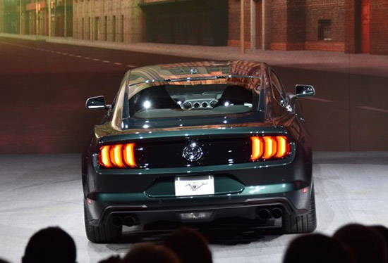 外观方面,Mustang Bullitt特别版的外观与普通版车型并无太大差别,但经典复古的五辐轮圈以及贴近电影中车型的深绿色涂装还是极为亮眼。此外,新车尾部并未出现除Bullitt专属Logo以外的任何标识,专属性更强。