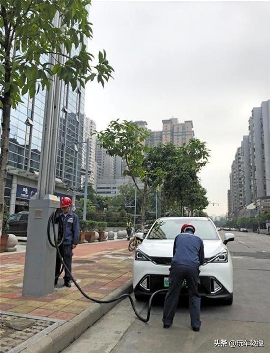 国内上线黑科技项目街边路灯就可以充电