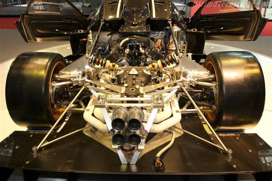 帕加尼zonda r采用推杆悬架结构而普通悬架当一侧轮胎受力压缩时,没有