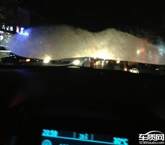 首先第一个问题是开空调冷风挡,无论选择吹身体/脚等等各个挡位,几乎每个空调出风口都会漏风,这些都能忍,重点是第二个问题,前挡风玻璃出风口也漏风,于是前挡风玻璃就会出现像图上这样的一块越来越大的雾气(其实已经不能称之为雾气),因为是在玻璃外面,推测是由于空调冷气把玻璃吹冷了才会产生的,因此我称之为霜。这块越来越大的霜因为在玻璃外侧,只能用雨刷刮掉,但是刮掉后1-2秒又会立刻出现,严重影响驾驶员视线和行车安全。如果是下雨天还可以刮雨水的时候顺便刮一下,如果是大晴天难道干刮吗?询问过4S店,给我的回答模