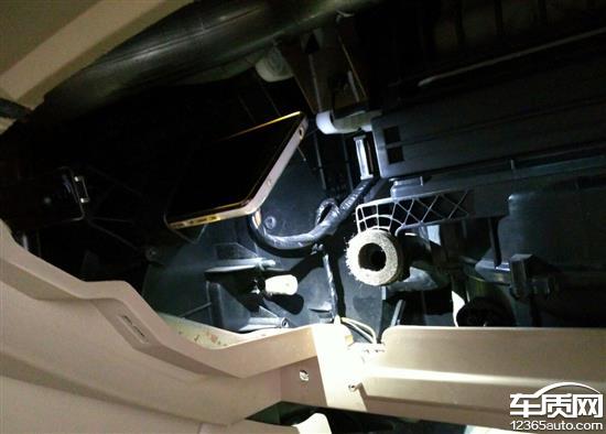 本人2010年8月购车,质保期间空调一直正常工作,未出现异常。2013年9月刚过质保,车辆开关通电后右侧抠手处发出嘎巴嘎巴的异响,去4S店检查说是空调冷热风翻板转换用的中轴立柱裂了,要想彻底解决问题就得更换空调总成,因过质保期,3000多元的费用需要个人承担,当时感觉这是车辆的质量问题并不是我个人造成的,而且刚过质保,只能自认倒霉,最后听4S店修车技师建议先不换件他先用一根铁丝把裂开的立柱绑住将就用着,这次维修之后,嘎巴的响声没有了,空调工作正常。2014年冬空调冷热风转换开始时好时坏,将就着过了一冬。