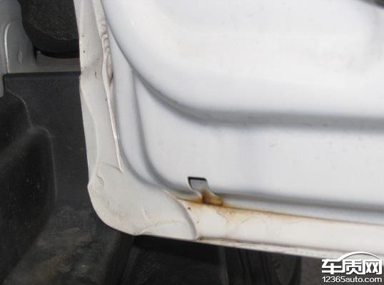 购买传祺gs4手动豪华suv汽车,首保前发现多处生锈:左前门排水孔生锈