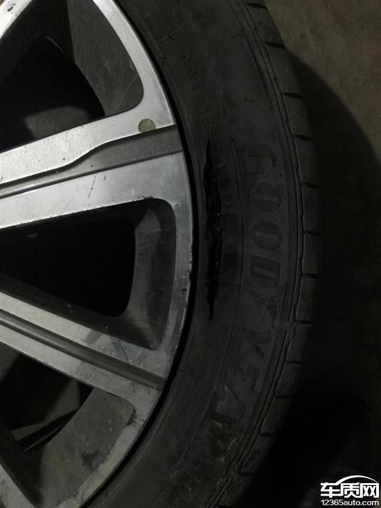 东风标致408右前轮固特异轮胎爆胎
