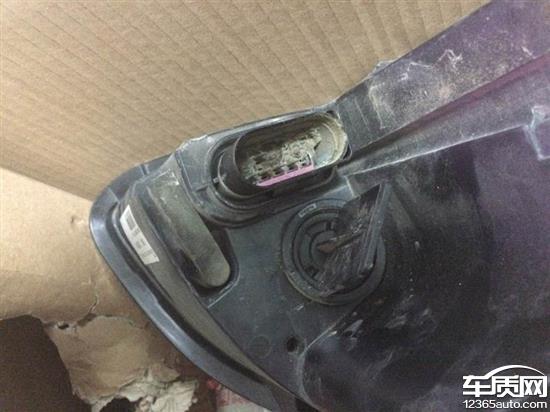 绅宝D50大灯总成电源插头烧毁,发现原因是:之前在行驶中大灯外玻璃罩被石子砸了一个洞,由于美观问题去汽配城更换大灯总成,修理工拆开后发现大灯总成插头烧毁,当时我先把原厂大灯拆下放后备箱,新买的灯换上未插电线,去4S店进行理赔,经店里检测线路插头烧毁属于大灯撞击私自换大灯总成造成的,不在理赔范围!