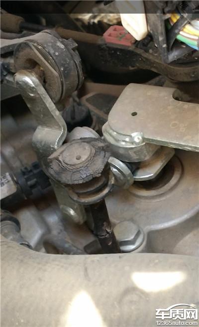 别克英朗变速箱放气孔胶塞老化蓄电池漏液