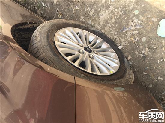 长安福特福睿斯新车玛吉斯轮胎爆胎