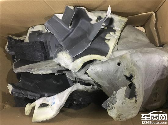 一汽大众奥迪A4L车辆中控隔音垫异味严重