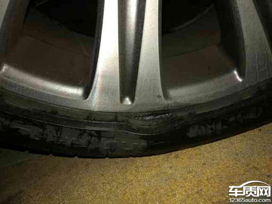北京奔驰E300新车左侧倍耐力轮胎鼓包爆胎