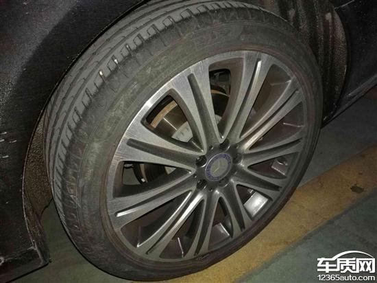 北京奔驰E300新车左侧倍耐力轮胎鼓包爆胎