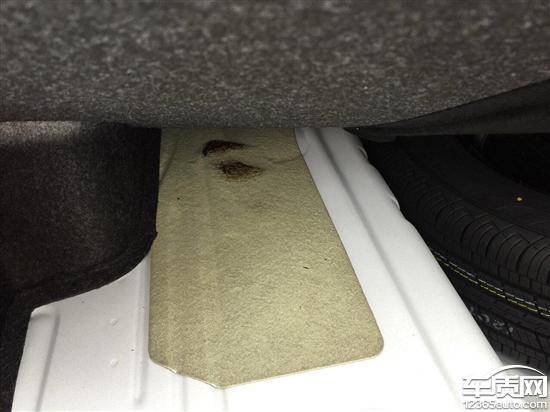 一汽大众宝来后备箱里排气管上方有烤糊现象