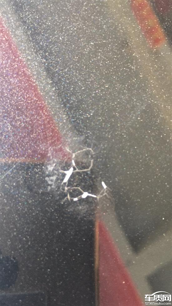 吉利博瑞引擎盖上车漆开裂底漆露出来了-吉利