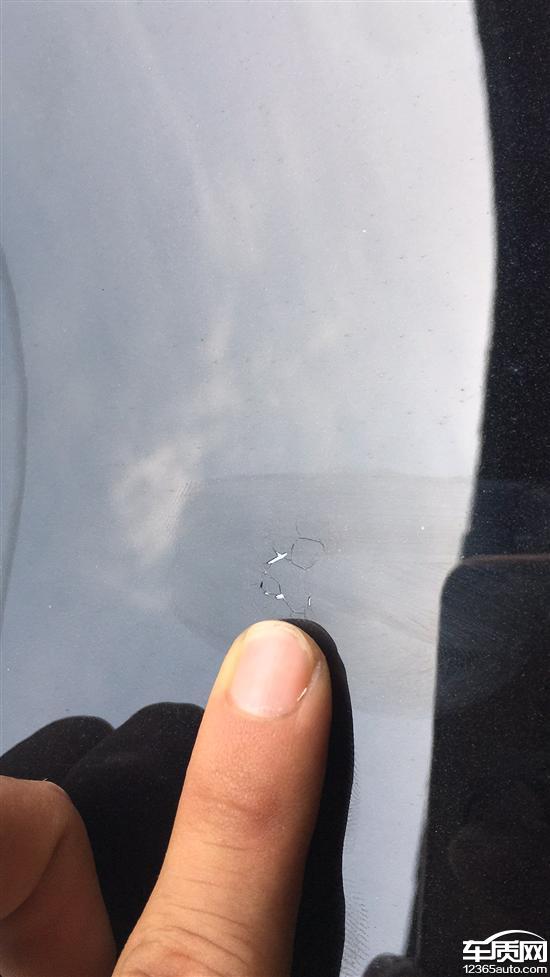 吉利博瑞引擎盖上车漆开裂底漆露出来了-吉利