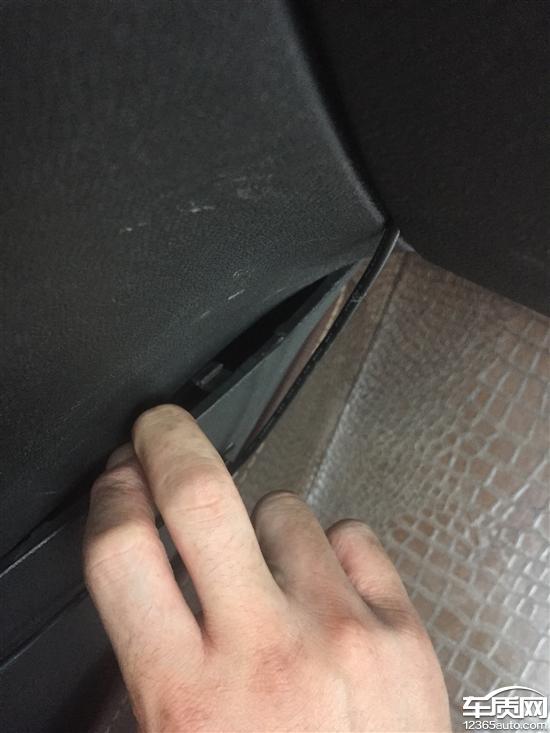 东风标致408中控台开裂4S店不予质保