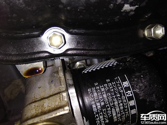 一汽丰田卡罗拉新车发动机机油泄漏