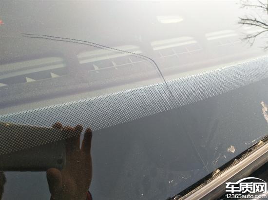 一汽大众速腾前挡风玻璃右侧开裂严重