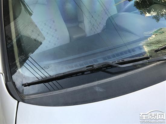 别克凯越中控台脱胶翘起 存在安全隐患