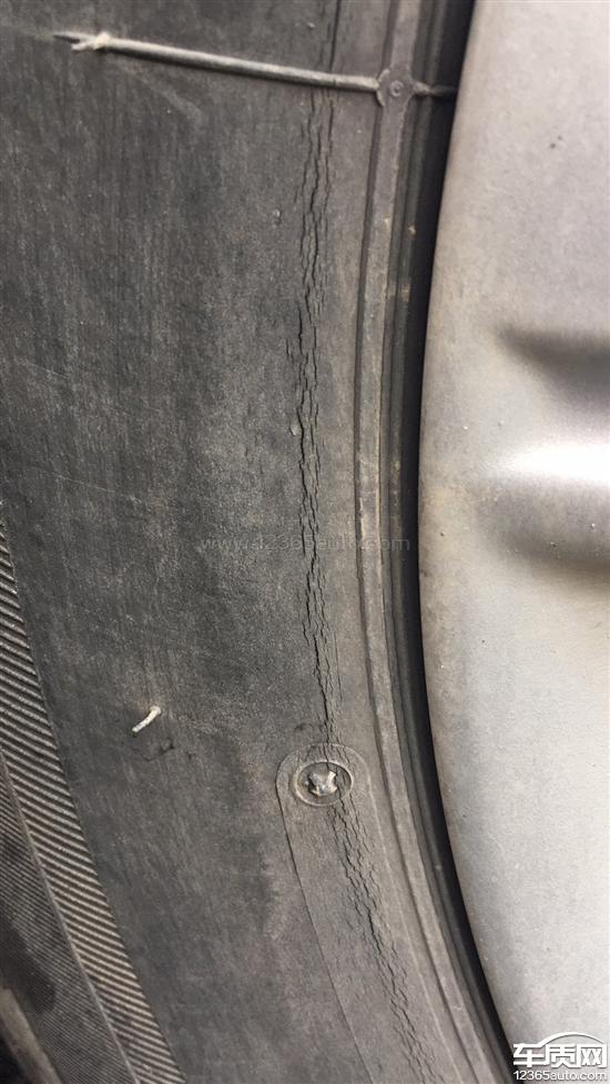 至今行驶了35000公里,去年发现普利司通轮胎侧面有细小裂纹,没在意
