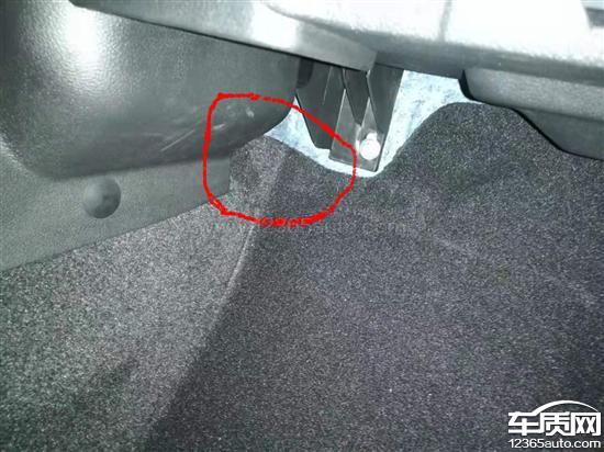吉利帝豪空调排水管安装错误造成车内进水