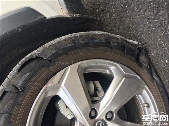 一汽丰田rav4荣放优科豪马轮胎高速爆胎