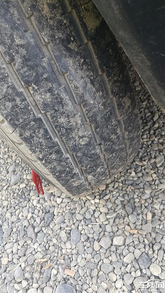 上汽大通MAXUS_V80两前轮胎有吃胎的现象_-_车质网 上汽大通MAXUS_V80两前轮胎有吃胎的现象_-_车质网