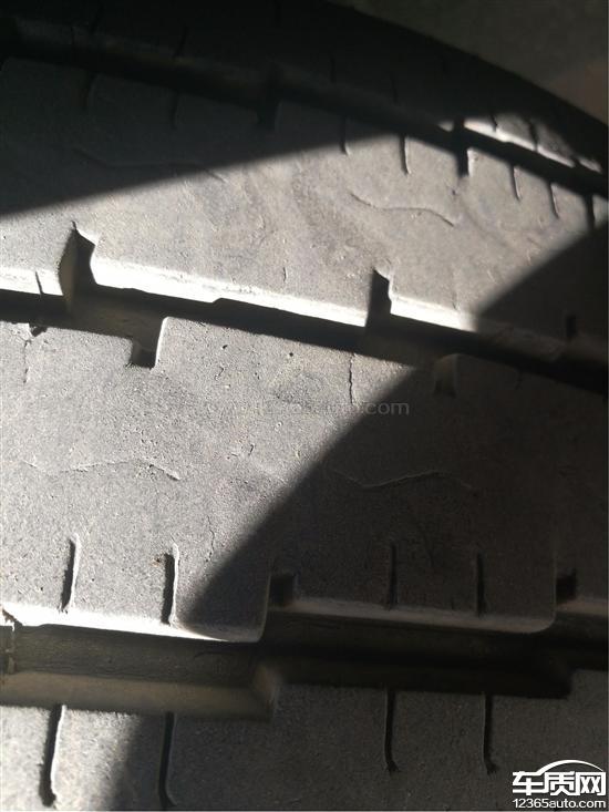 上汽大通MAXUS_V80两前轮胎有吃胎的现象_-_车质网 上汽大通MAXUS_V80两前轮胎有吃胎的现象_-_车质网