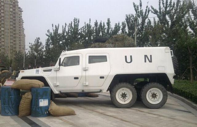 兵哥哥枭龙民用版越野车:妹子说远看只值20万