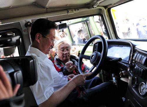 兵哥哥枭龙民用版越野车:妹子说远看只值20万