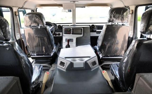 兵哥哥枭龙民用版越野车:妹子说远看只值20万