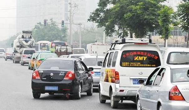 车辆拥堵时,大家都在在排队等候通行,突然有车辆"插队",导致道路堵塞