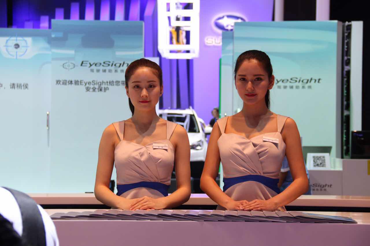 车展礼仪小姐自带美颜功能 让人睡不着