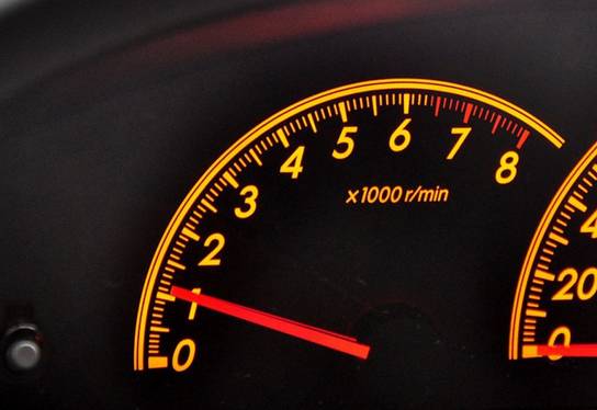 为了能把车开好就需要看转速表,转速表能够直观地显示发动机在各个