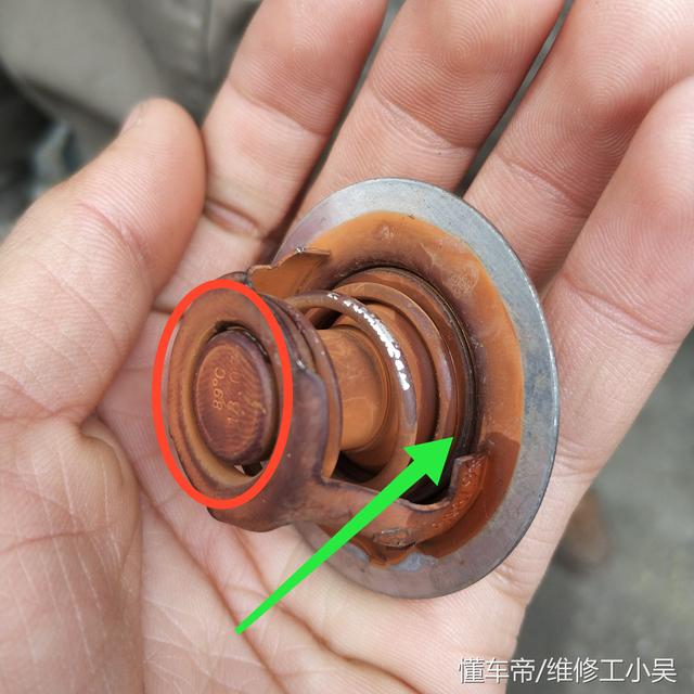 汽修师傅检查发现节温器没有问题,就又把节温器给安装上,准备再次