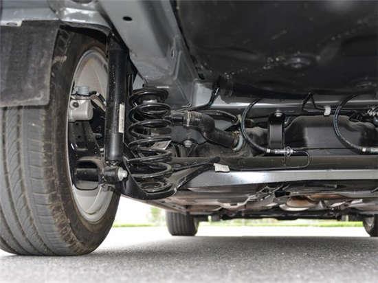 长安福特福睿斯采用的也是麦弗逊式独立前悬挂 扭力梁式后悬挂