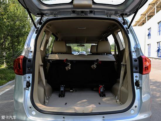 英致737的后备厢空间表现比较一般,缺乏亮点以及更好的第三排座椅