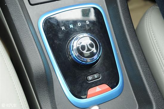 北汽eu260提供可调节的动能回收,通过旋转按钮下面的b 和b-按钮实现.