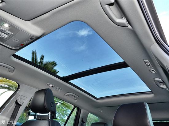 海外版试驾新车在装备后排隐私玻璃的同时还配置有后排侧窗的手动