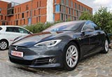 特斯拉Model S：?jiǎn)未纬潆娦旭偝^900公里