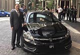李書福乘坐寶騰車入場 吉利正式收購寶騰