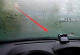 车窗起雾开暖风？其实这招最靠谱！