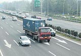 高速路车少但不简单 行车别夹在一特殊位置
