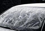 车窗结冰用水浇 冬季用车误区你都知道吗