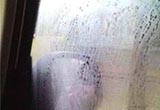 天冷车窗起雾怎么办，开冷风还是暖风？
