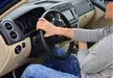 这样握方向盘事故率翻一倍 你是吗？
