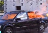 降温喷雾有多危险：瞬间爆燃炸碎车窗玻璃