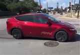 特斯拉Robotaxi上线第一天问题多：严重画龙