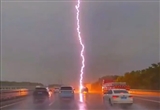 多地汽车遭雷击 央视科普雨天行车如何应对