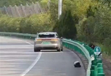 高速路上摩托摔车 蔚来车主紧急停车救人