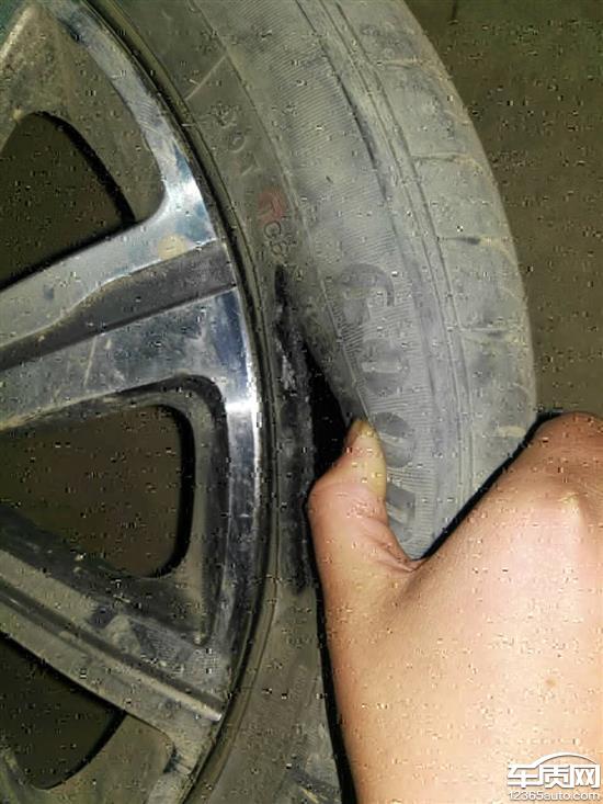 东风标致408右前轮固特异轮胎爆胎